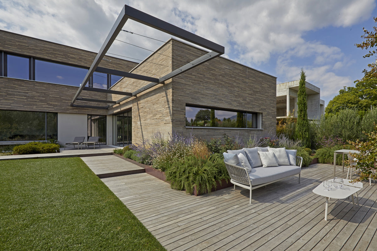Patio con area relax e pergola, spazio outdoor pensato come estensione della casa