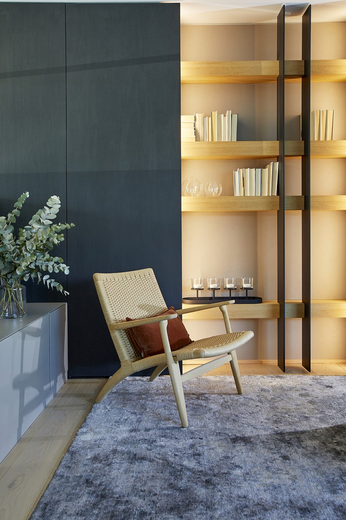Libreria illuminata su misura con seduta e dettagli in legno