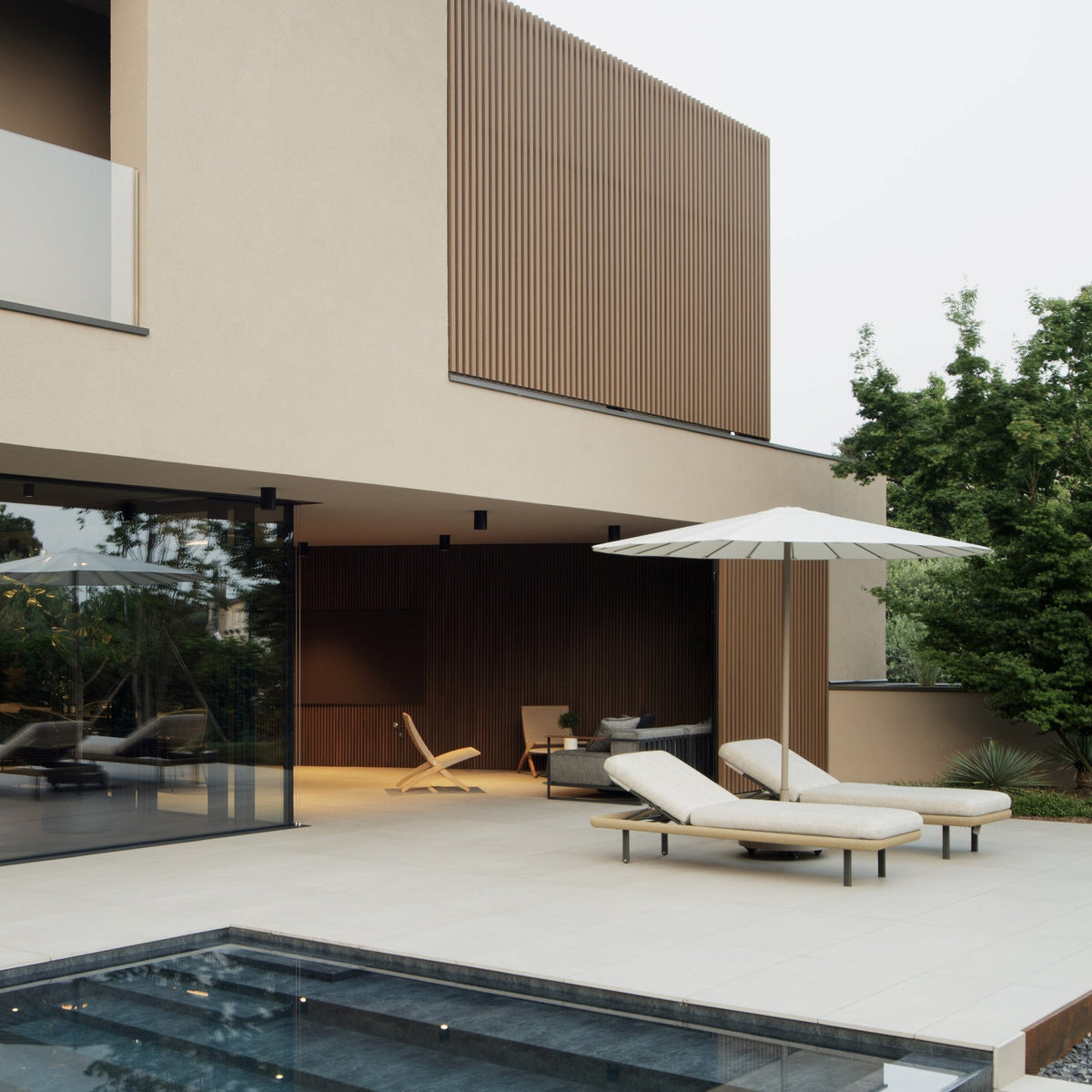 Villa contemporanea con piscina e spazi outdoor, progetto di interior design su misura a Bassano del Grappa