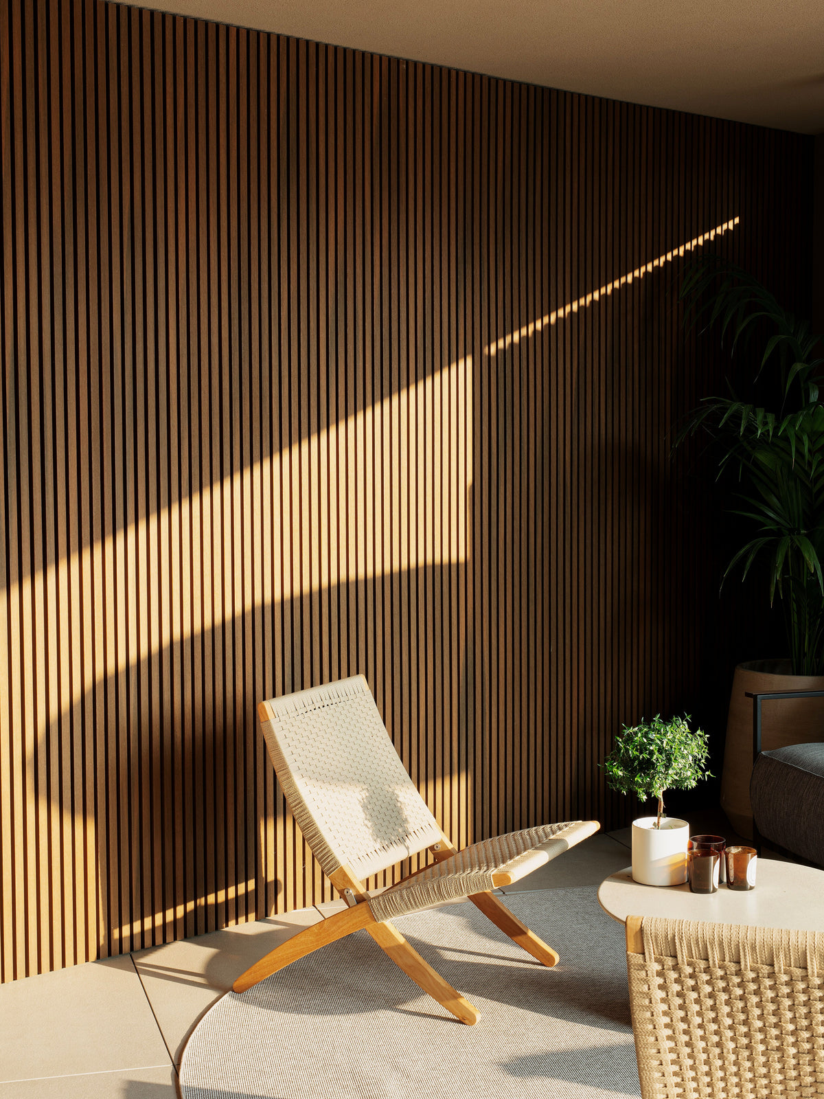 Area relax esterna con rivestimento a doghe e seduta outdoor Cuba Chair
