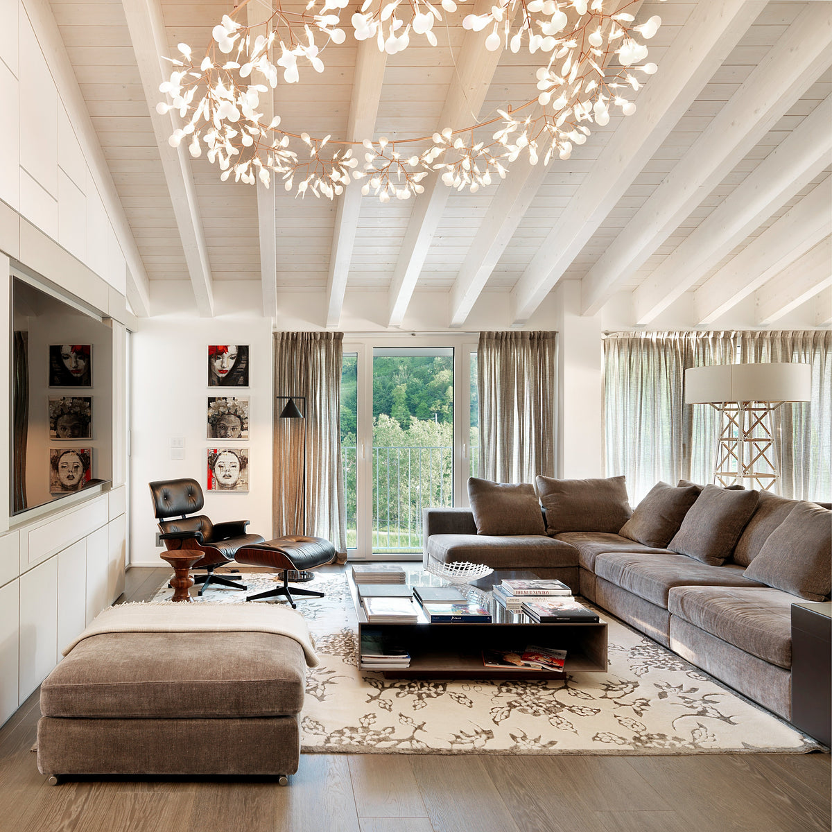 Attico contemporaneo con spazi fluidi tra living, cucina e outdoor, progetto di interior design su misura a Arzignano
