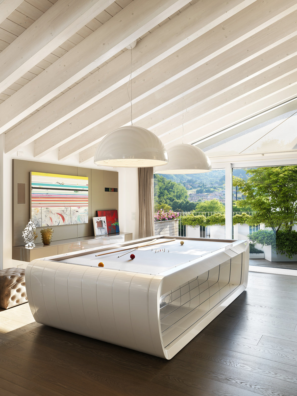 Zona relax dell’attico con biliardo affacciato sulla terrazza panoramica
