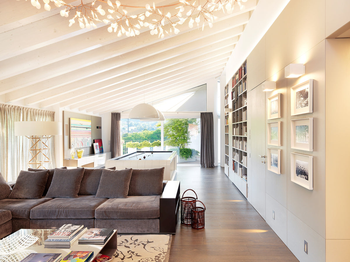 Vista tra living e zona relax con continuità tra area conversazione e spazi esterni