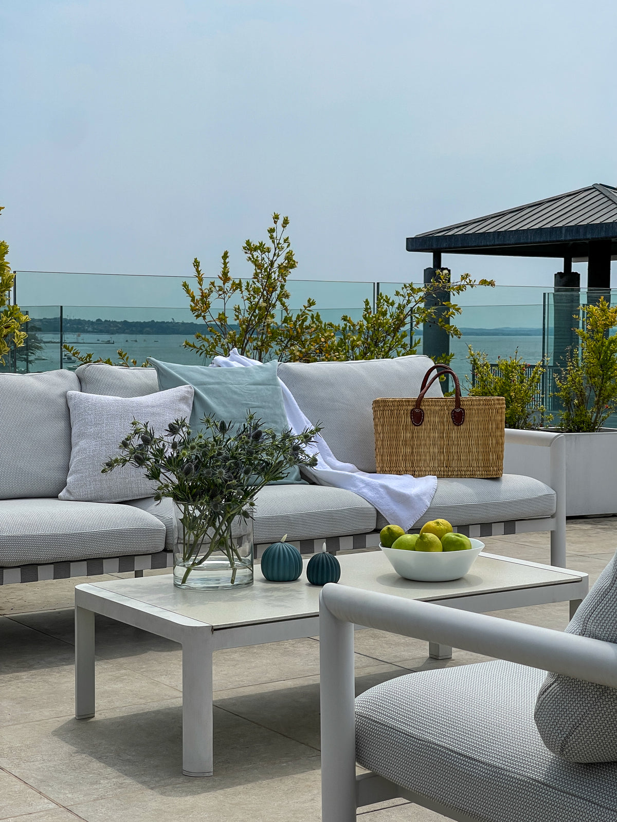 Spazio outdoor di un attico sul Lago di Garda con divani, poltrone e vista panoramica