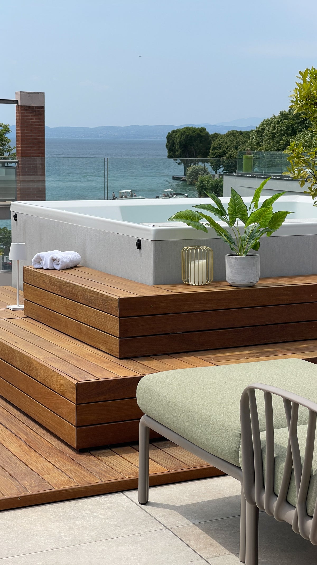Terrazza sul tetto con mini piscina idromassaggio Novellini su pedana in legno e vista sul Lago di Garda