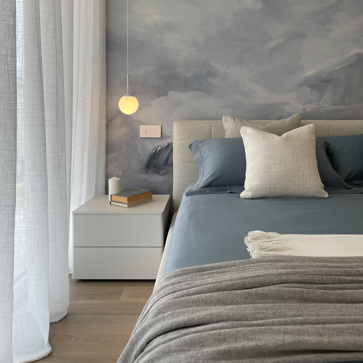 Progetto di interior design per attico con vista sul Lago di Garda con camera da letto e carta da parati decorativa