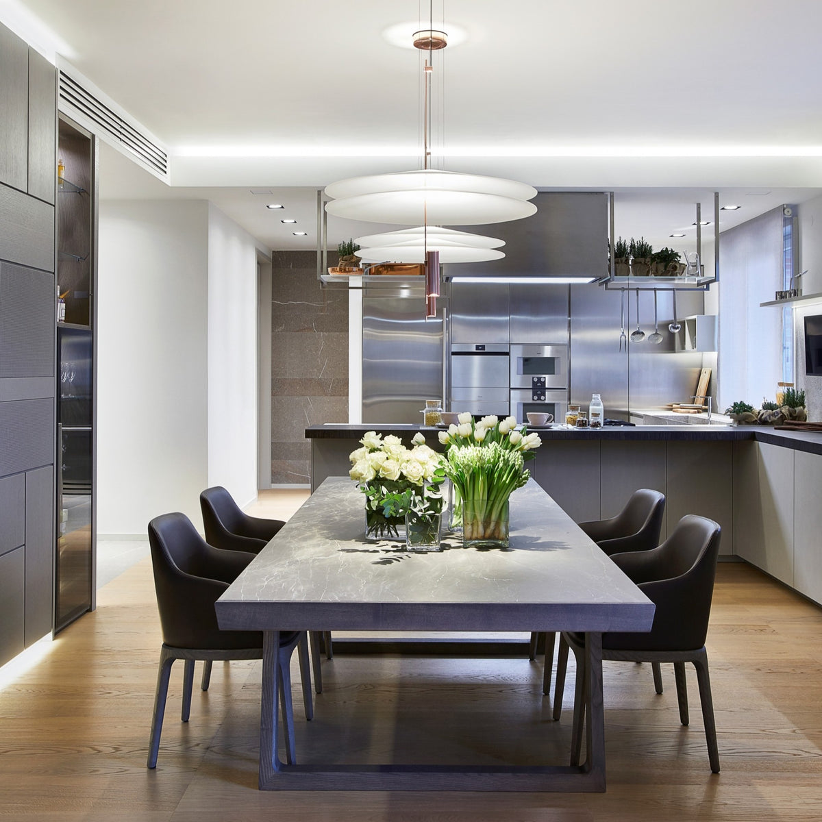 Ristrutturazione di appartamento contemporaneo con interior design su misura e zona giorno open space con cucina e sala da pranzo integrate