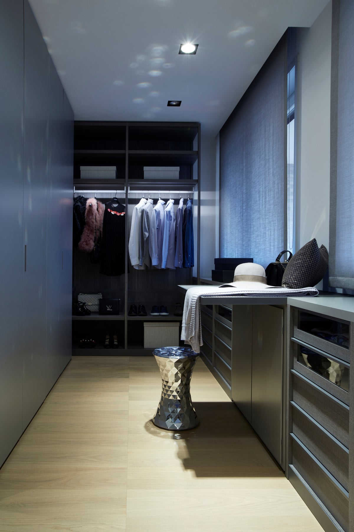 Cabina armadio moderna con illuminazione integrata, cassettiere, armadiatura a tutta altezza e armadio a giorno con abiti e accessori