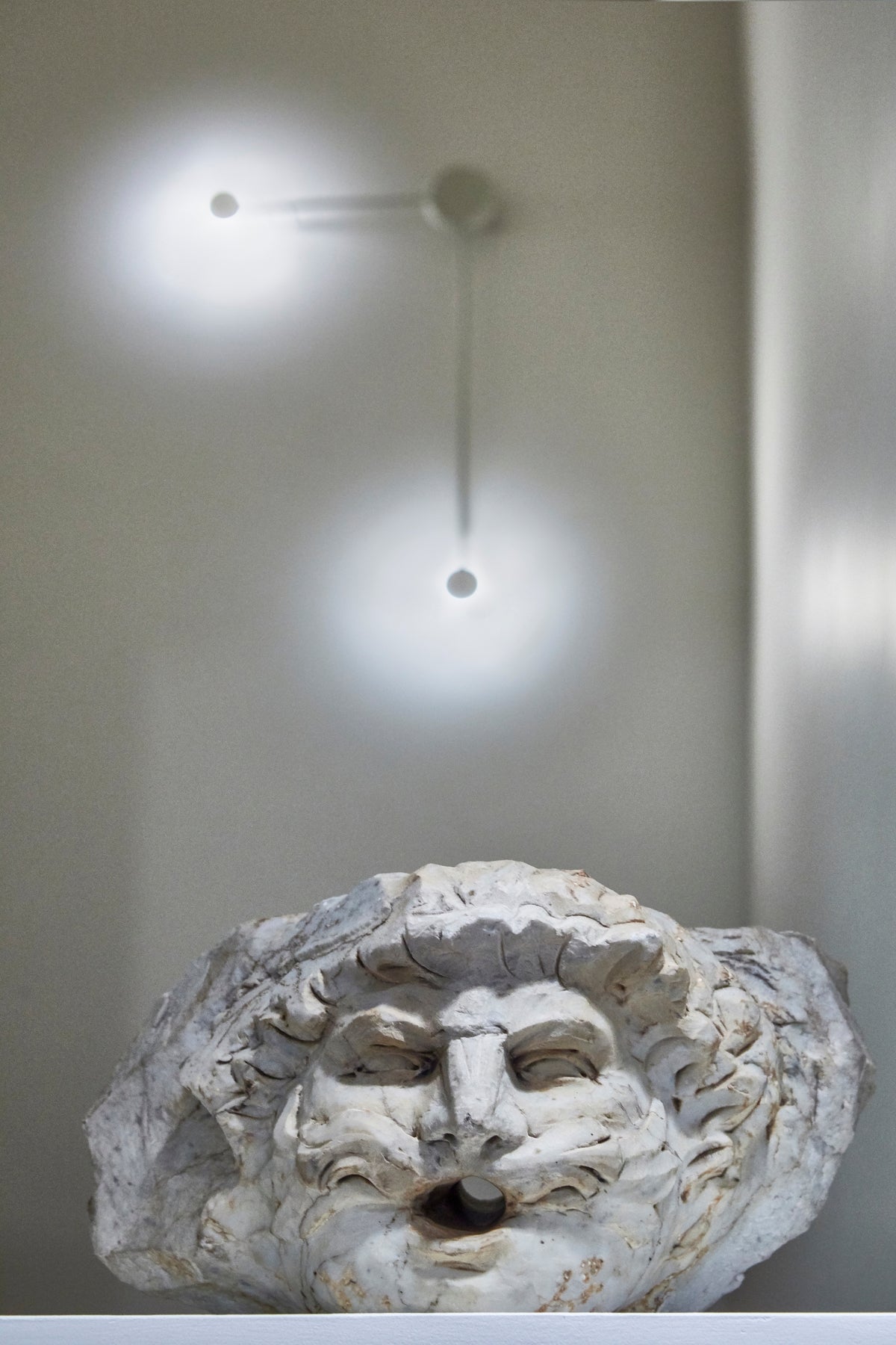 Dettaglio di illuminazione moderna di design a parete e statua decorativa