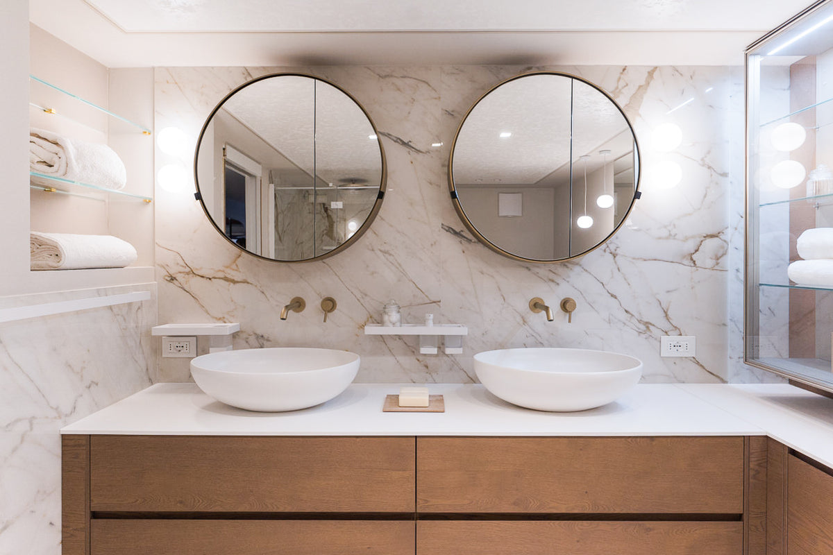 Bagno con mobile lavabo in legno e doppio specchio retroilluminato