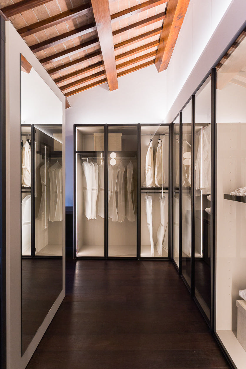 Cabina armadio con ante in vetro bronzato e illuminazione integrata