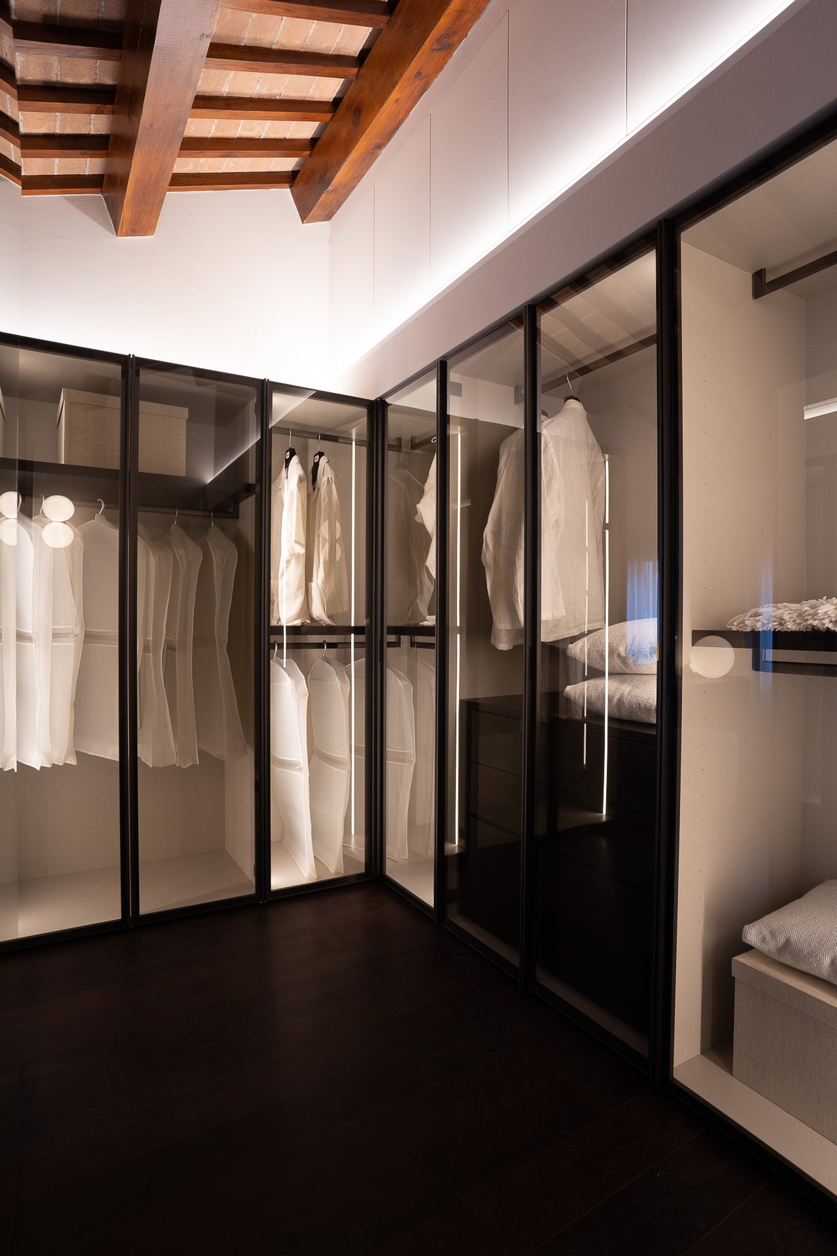Cabina armadio con guardaroba su misura e struttura in vetro e metallo