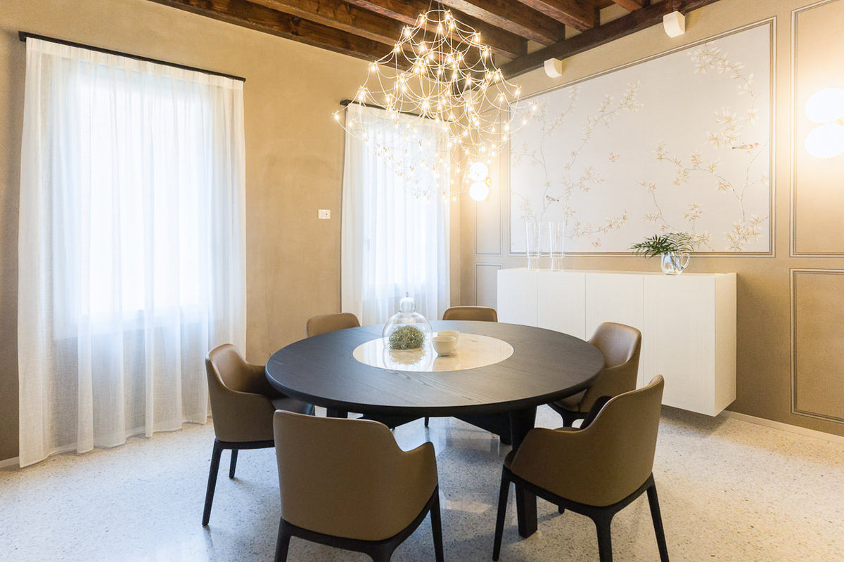 Sala da pranzo in casa storica con soffitto in legno e arredi eleganti dall'atmosfera raffinata