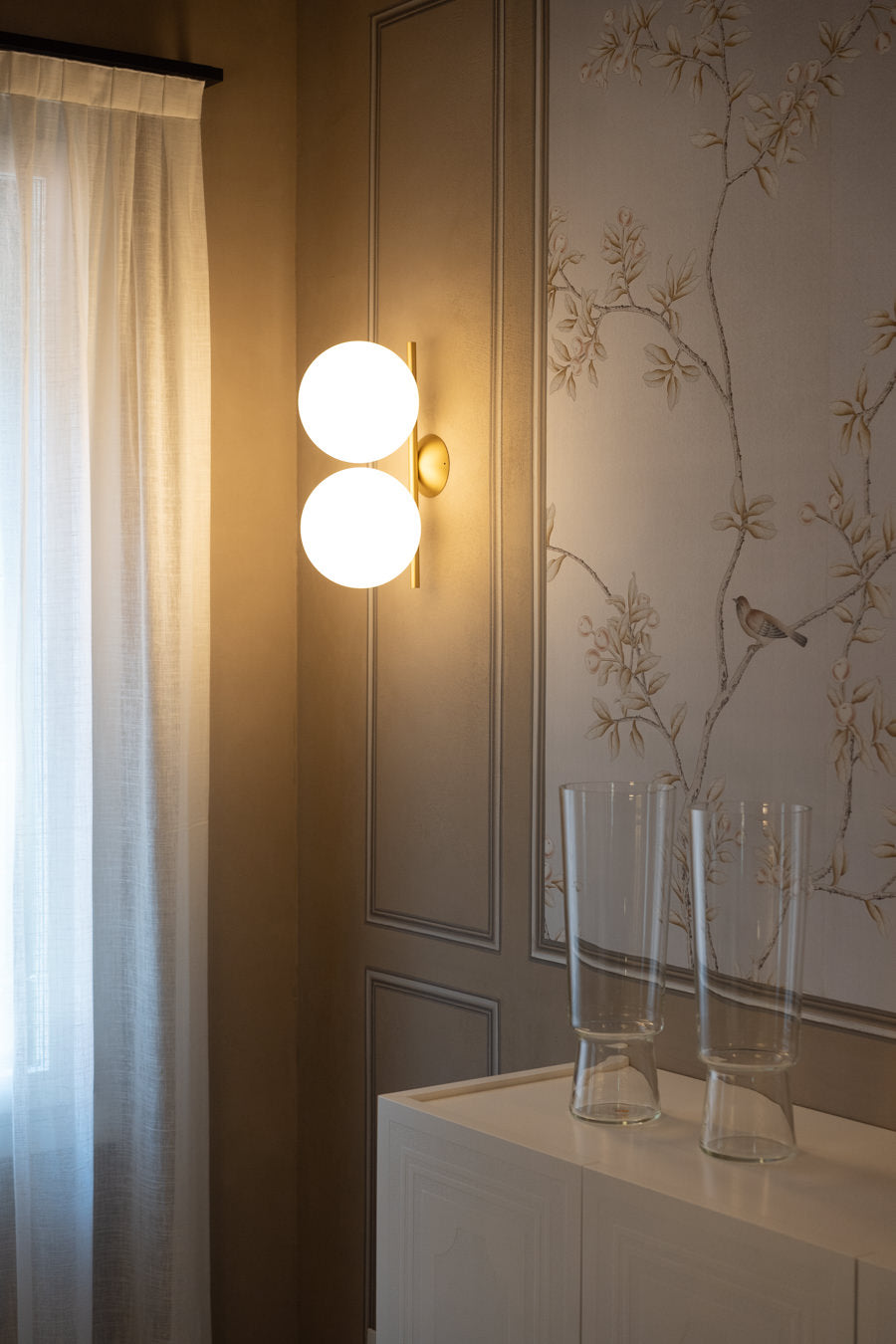 Consolle con applique sferica e dettagli decorativi raffinati