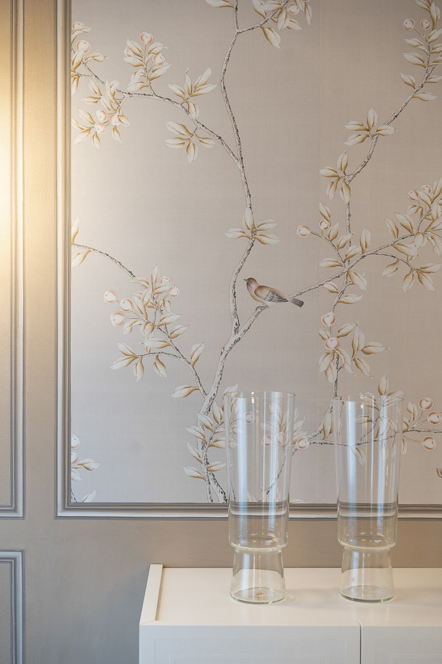 Dettaglio carta da parati decorativa con motivi floreali nella sala da pranzo