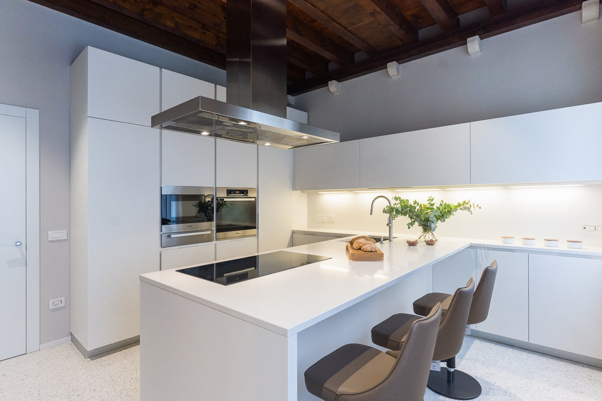 Cucina con piano snack e sgabelli in un ambiente storico ristrutturato