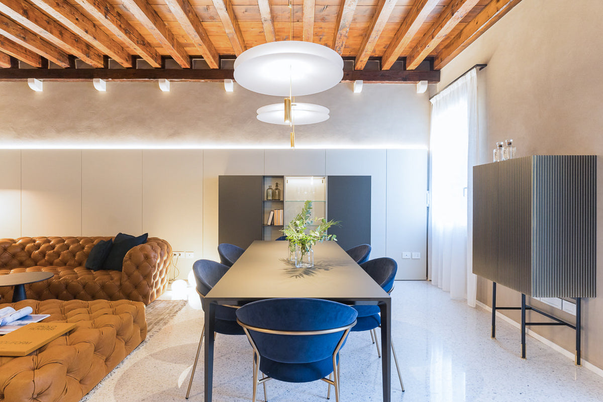 Living con arredi importanti e atmosfera calda