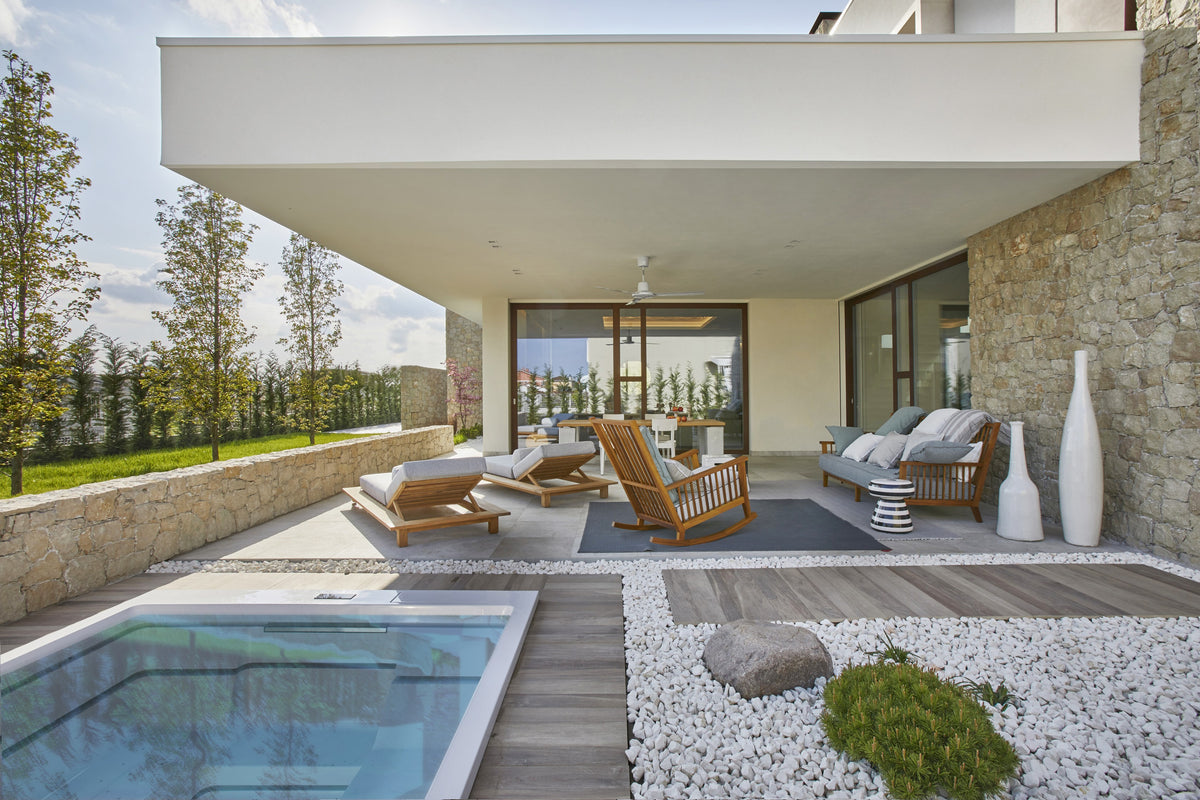 Villa contemporanea con piscina e portico con living outdoor, progetto residenziale nella pianura veronese