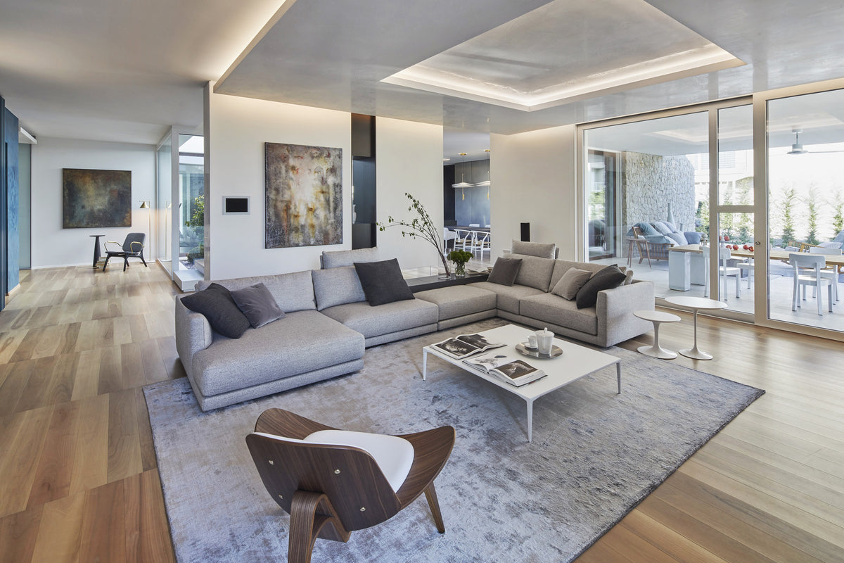 Living open space con arredo su misura e grandi vetrate, interior design contemporaneo