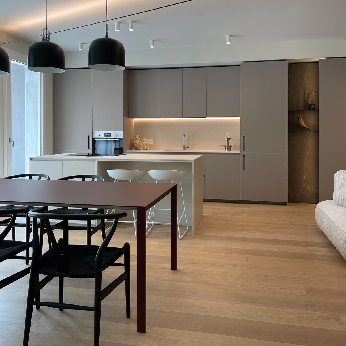 Progetto di interior design per casa privata di nuova costruzione in provincia di Vicenza con zona giorno open space, cucina con isola e arredi su misura