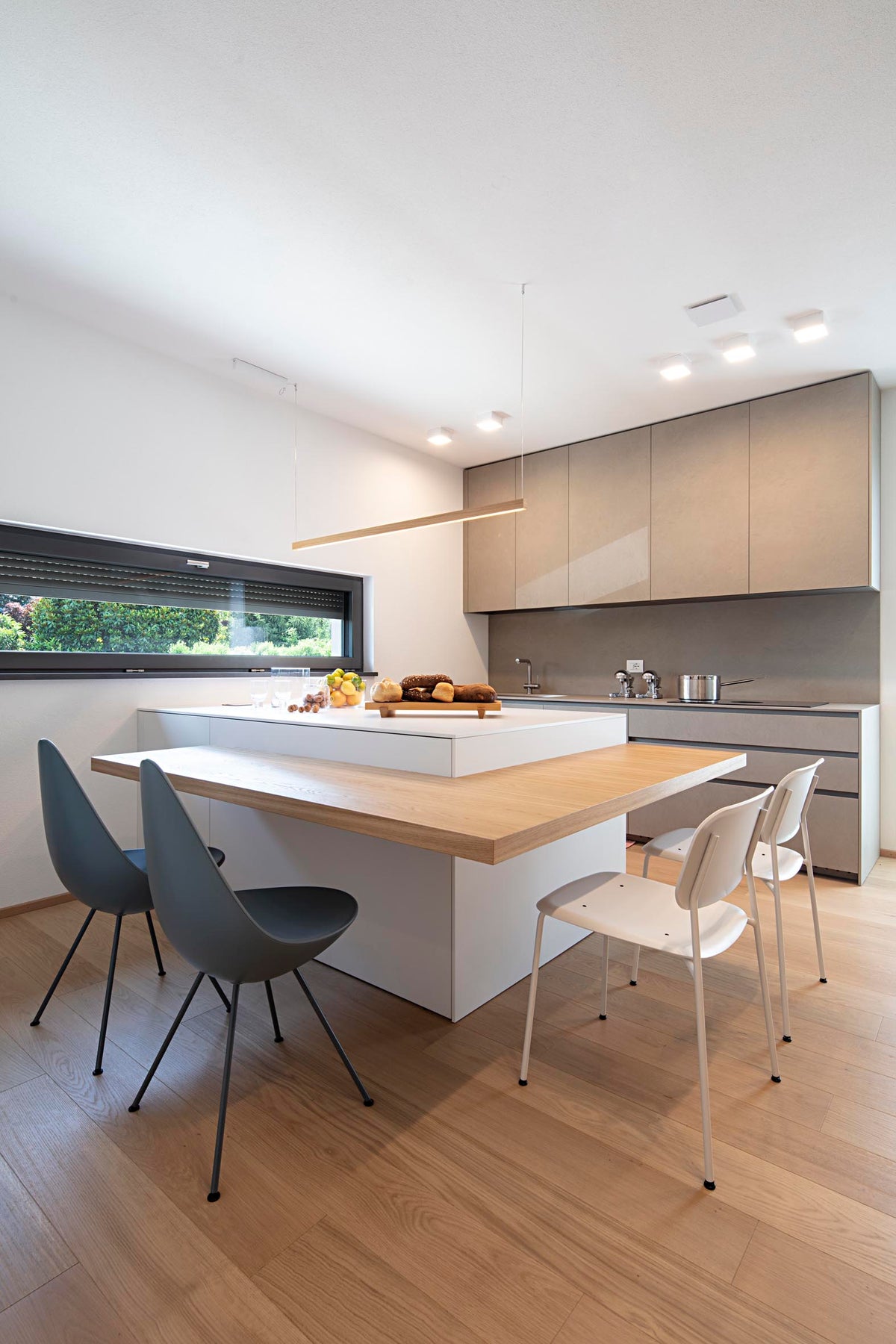 Isola cucina con tavolo integrato, progetto di interior design su misura