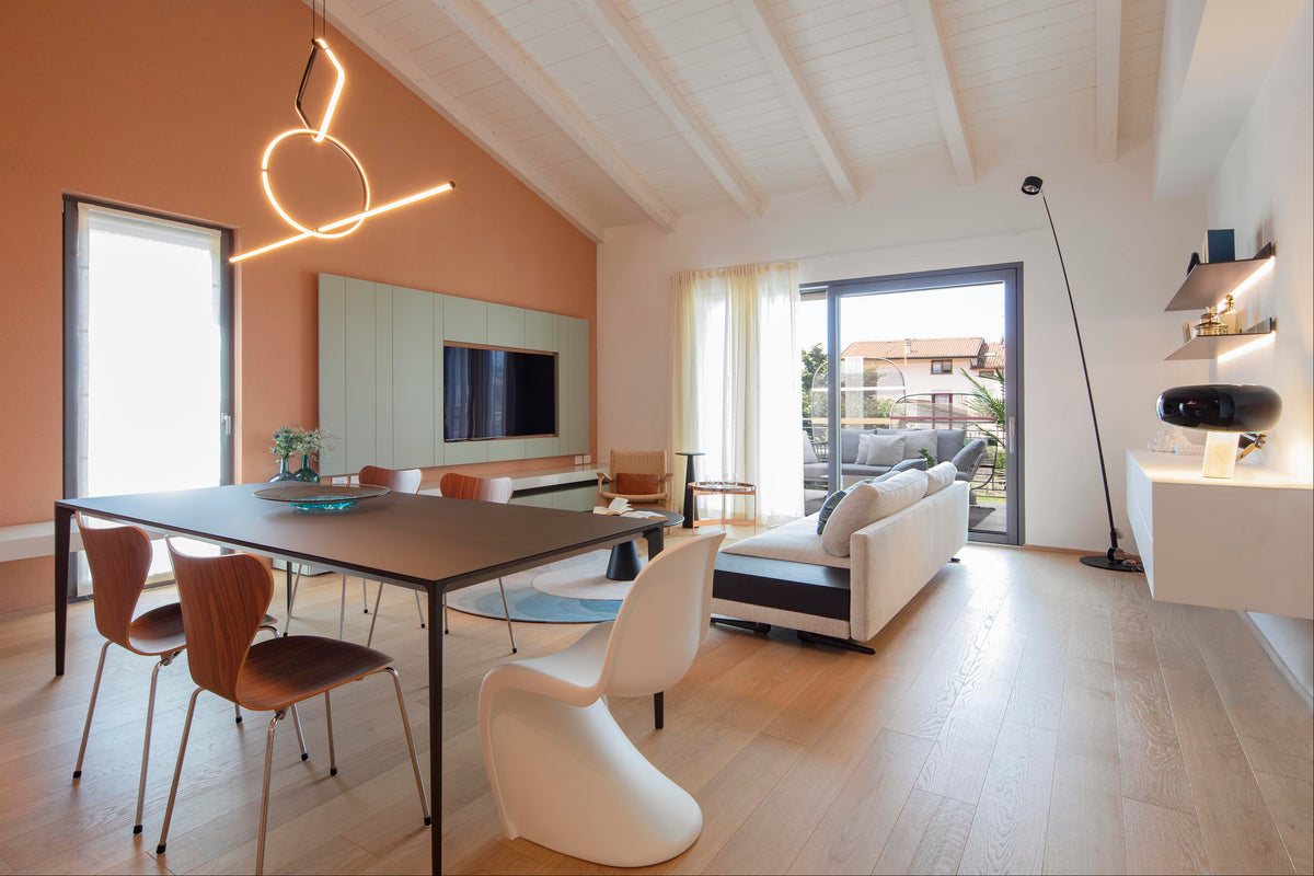 Zona giorno aperta con tavolo e living integrati, progettazione su misura per la vita quotidiana