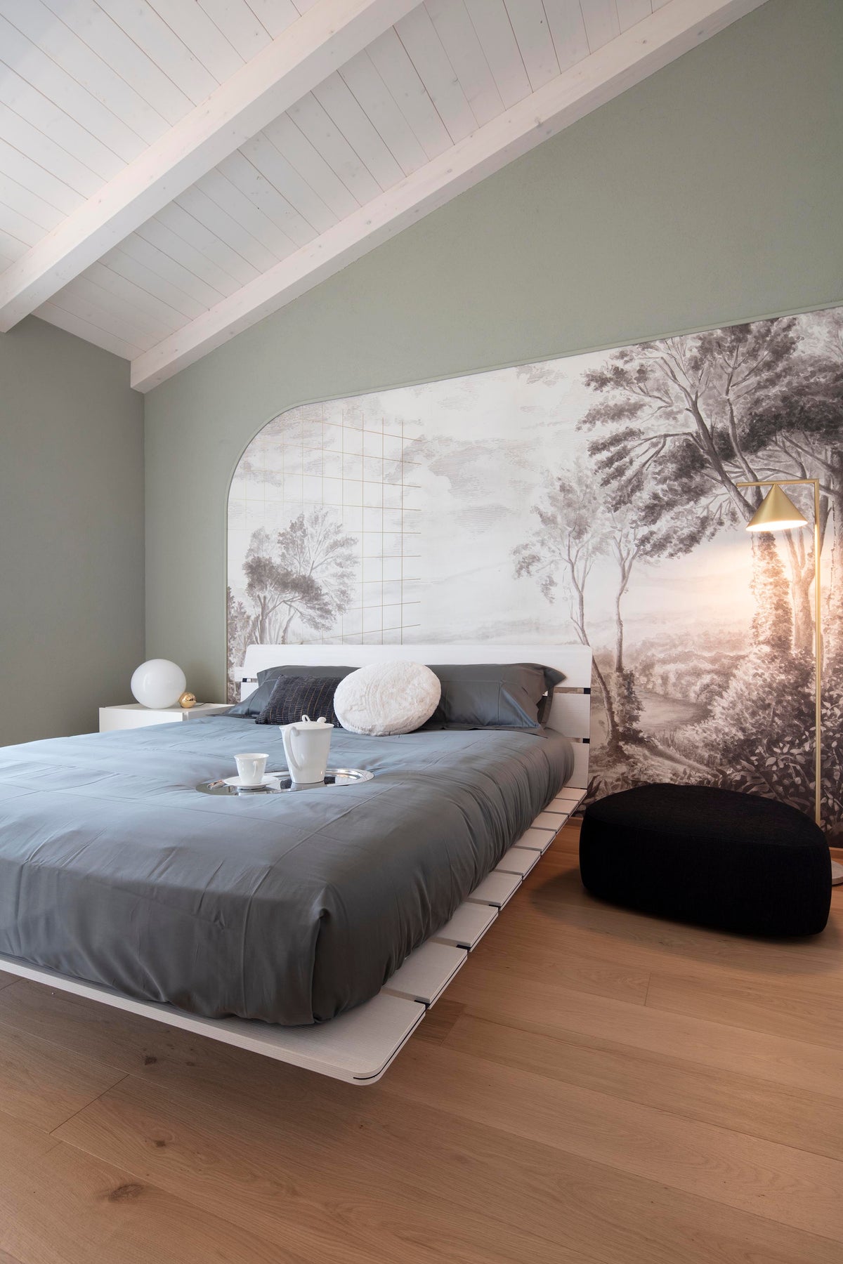 Camera matrimoniale con letto tessile, pareti color salvia e atmosfera intima