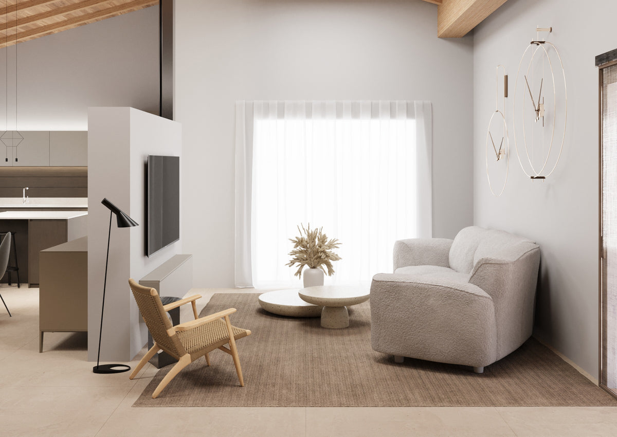 Render di soggiorno raccolto con divano morbido, poltrona in legno, tavolini bassi e luce diffusa davanti a grande finestra
