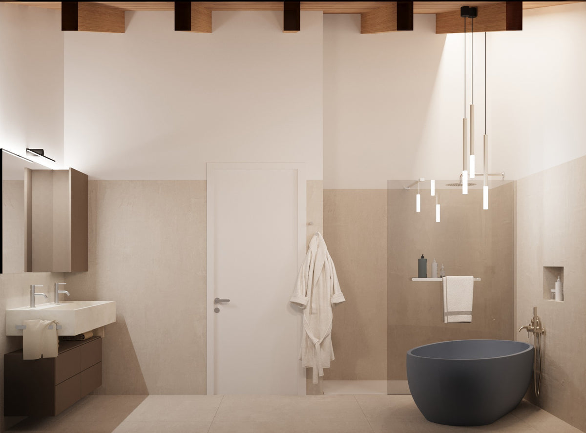 Vista d’insieme del bagno en-suite della camera padronale con rivestimenti materici, lavabo doppio, doccia walk-in e vasca freestanding