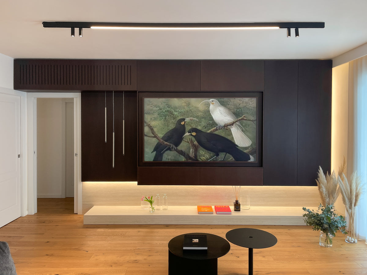 Parete TV su misura in legno scuro con vano integrato, illuminazione lineare e base sospesa
