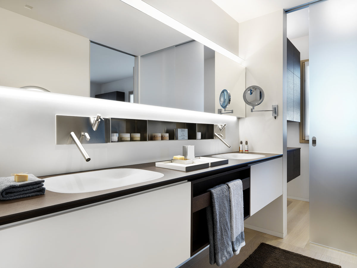 Mobile bagno con lavabo doppio sospeso, specchio orizzontale retroilluminato, rubinetteria di design in acciaio