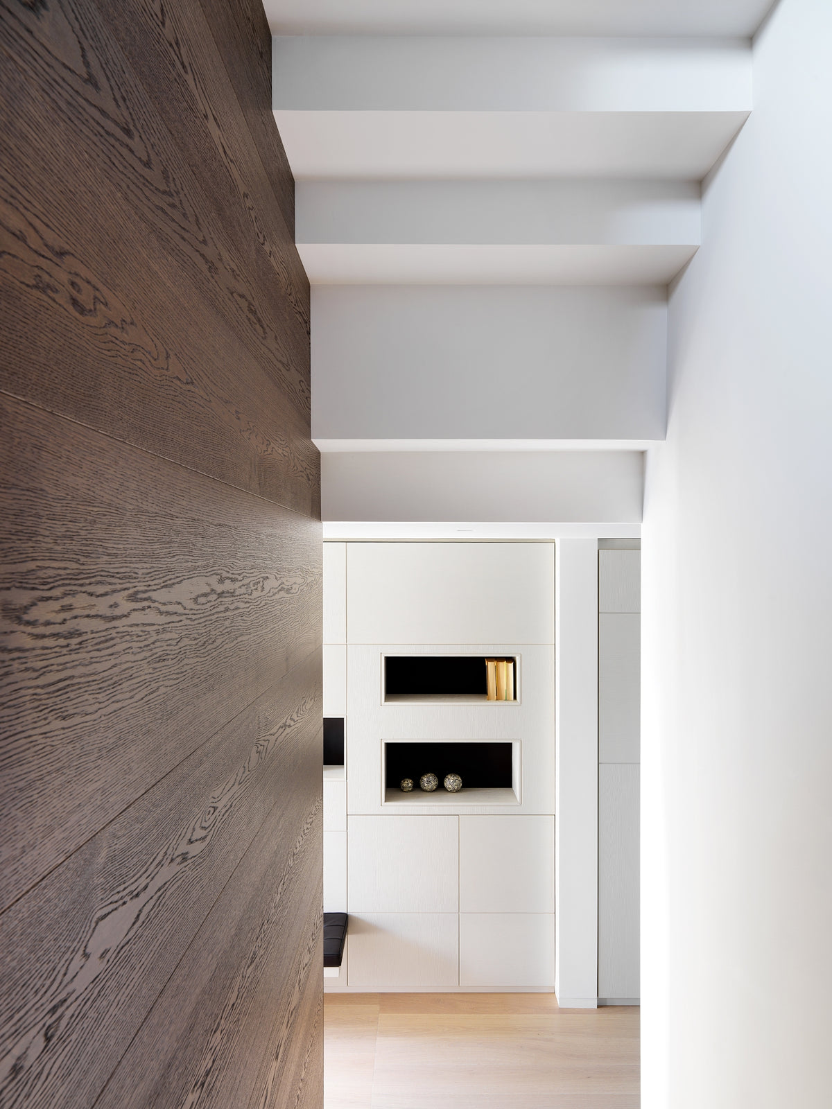Foyer con rivestimenti a parete e nicchie decorative integrate