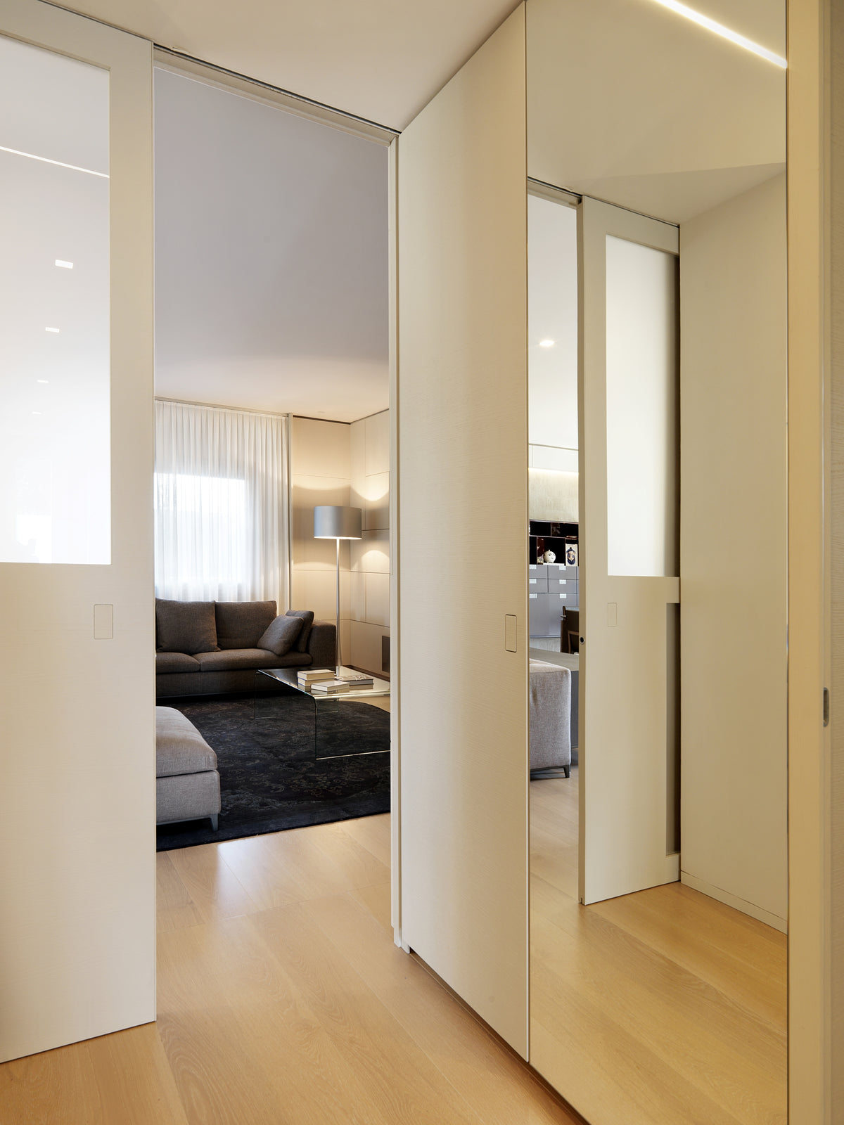 Disimpegno con armadiature integrate e specchio a tutta altezza 