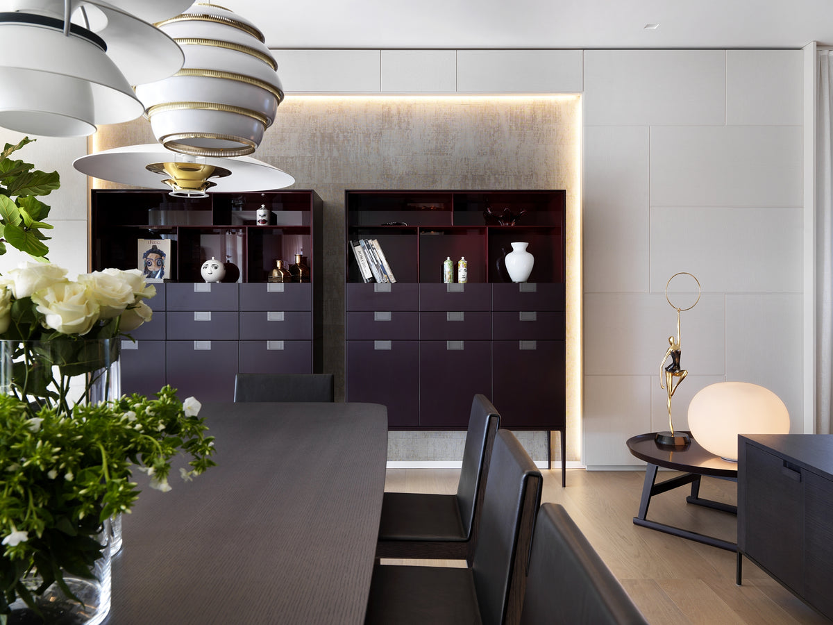 Madie moderne con ante scure, cassetti e vani a giorno bordeaux, in nicchia illuminata con carta da parati decorativa
