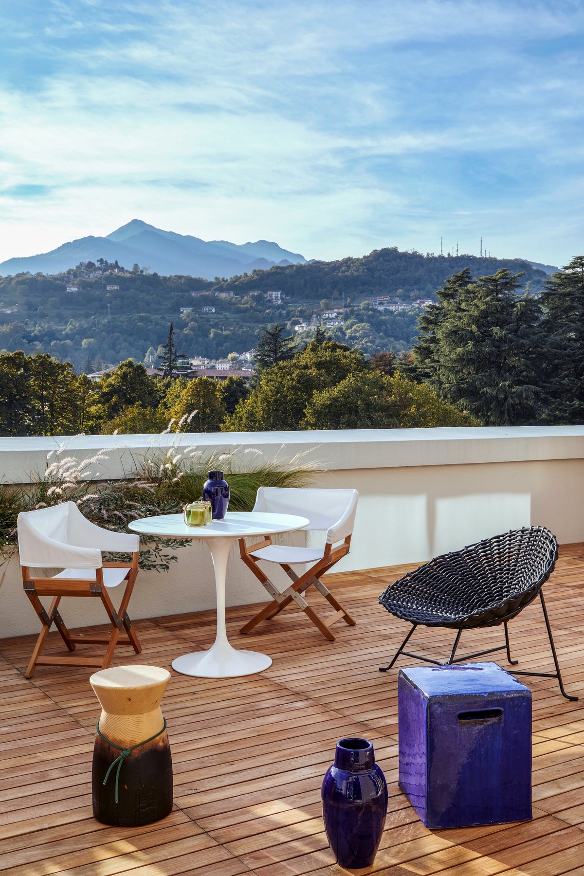 Terrazza dell’attico con area relax outdoor, sedute con tavolo e vista aperta sul paesaggio