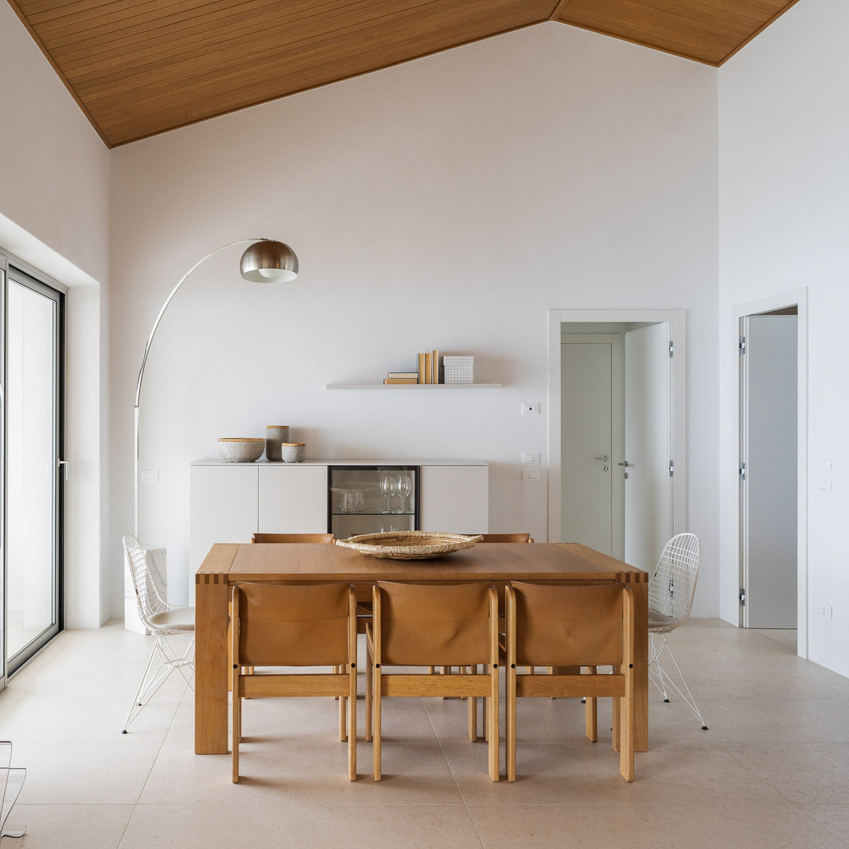 Villa ristrutturata sul Lago di Garda con zona pranzo, soffitto in legno e interior design su misura a Torri del Benaco