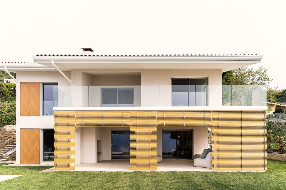 Ristrutturazione completa di villa divisa in due unità indipendenti sul Lago di Garda, con porticato e terrazza panoramica