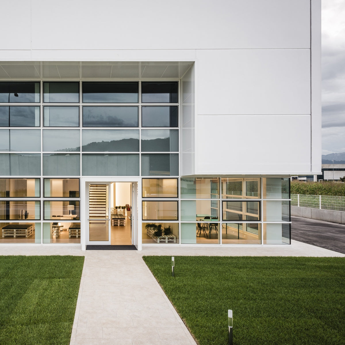 Uffici contemporanei con pareti vetrate e layout funzionale, progetto di interior design contract su misura a Cornedo Vicentino