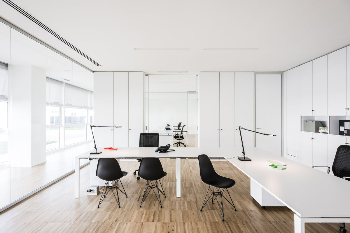 Spazio ufficio con armadiature integrate e linee essenziali, ambiente minimale e funzionale
