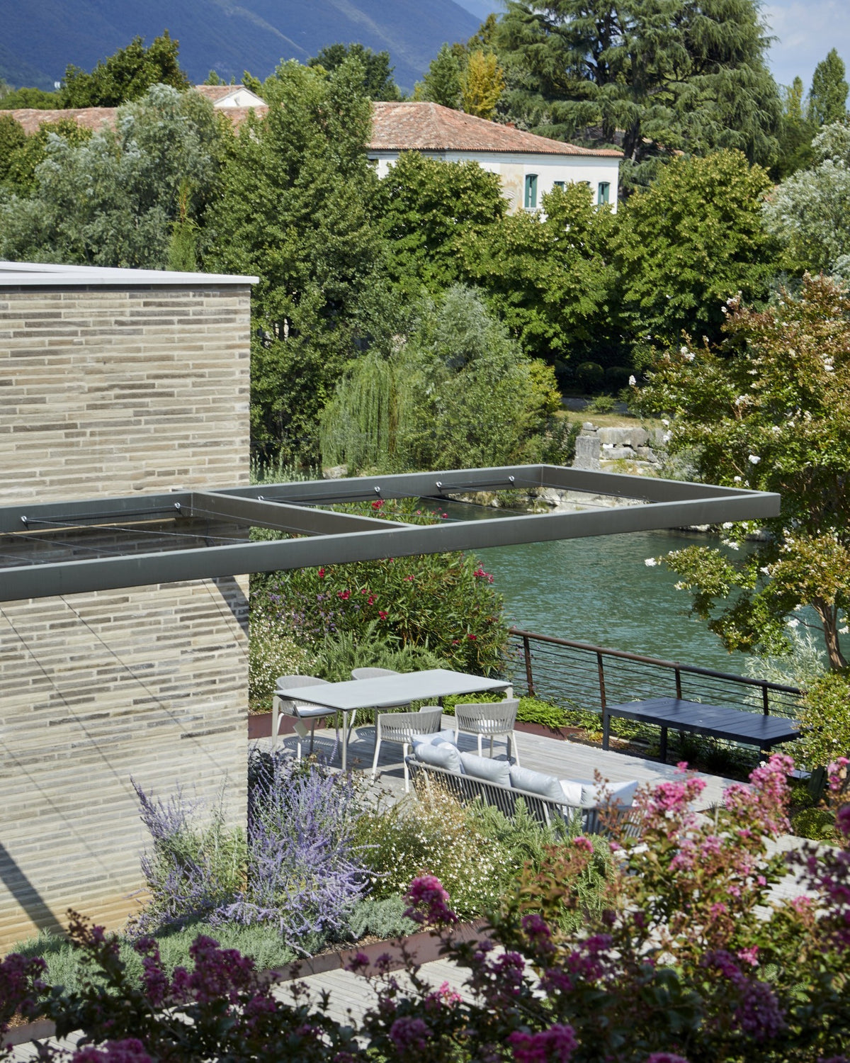 Dettaglio del terrazzo con zona lounge outdoor e vista sul paesaggio