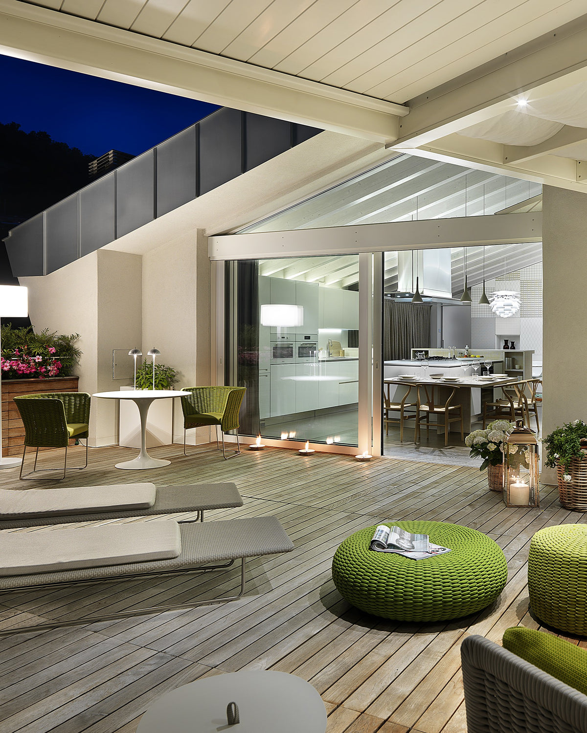 Dettaglio della terrazza con lounge outdoor e illuminazione serale