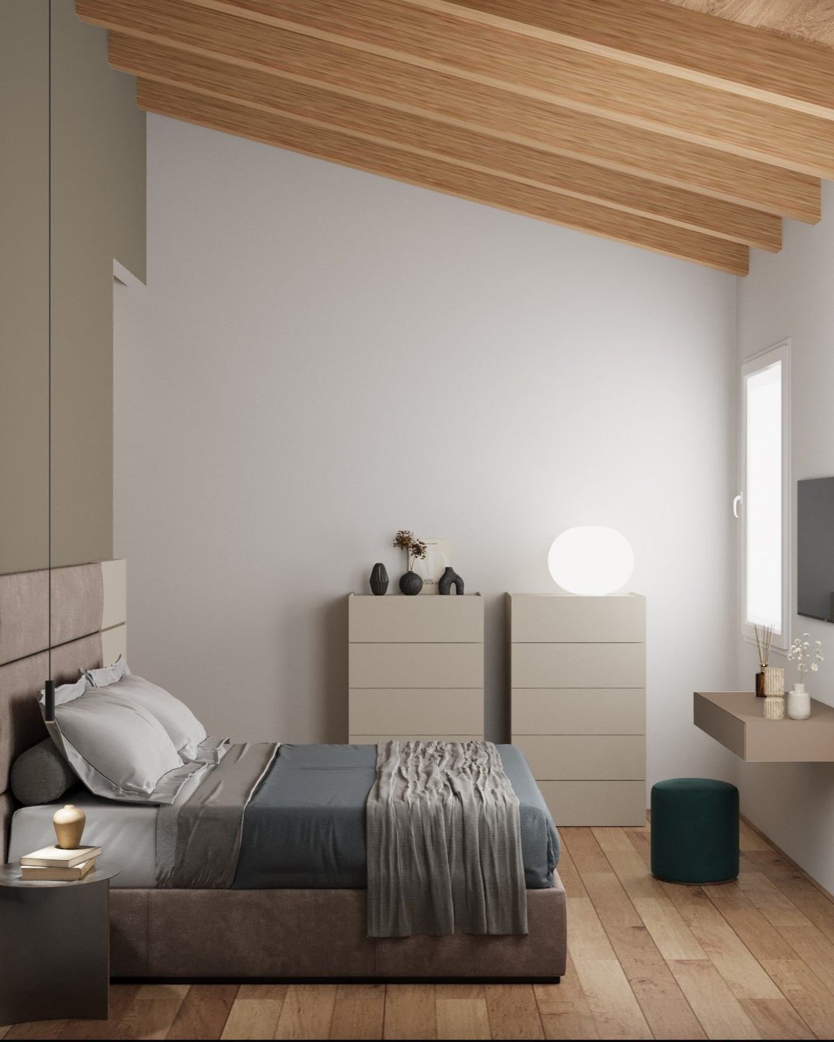 Dettaglio della camera padronale con letto tessile, scrittoio sospeso, cassettiere e tetto spiovente in legno con travi a vista