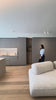Video tour di una casa privata di nuova costruzione con interior design su misura, zona giorno open space, cucina e bagni contemporanei